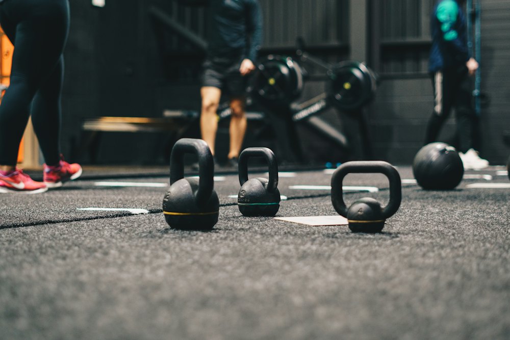 Kauçuk zeminde sıralanmış kettlebell'ler
