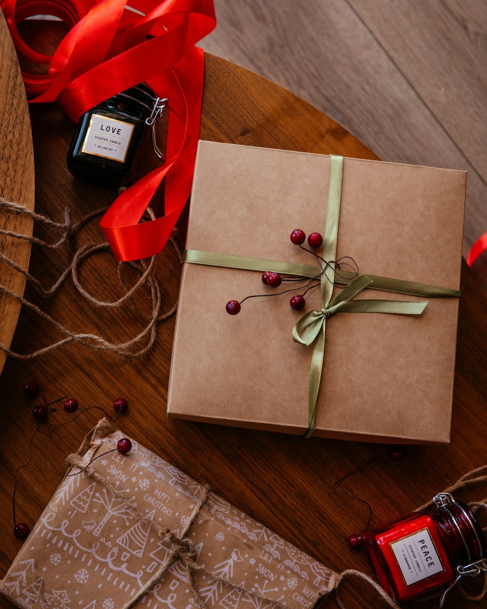 Kurdeleyle bağlanmış kraft kağıda sarılı paket