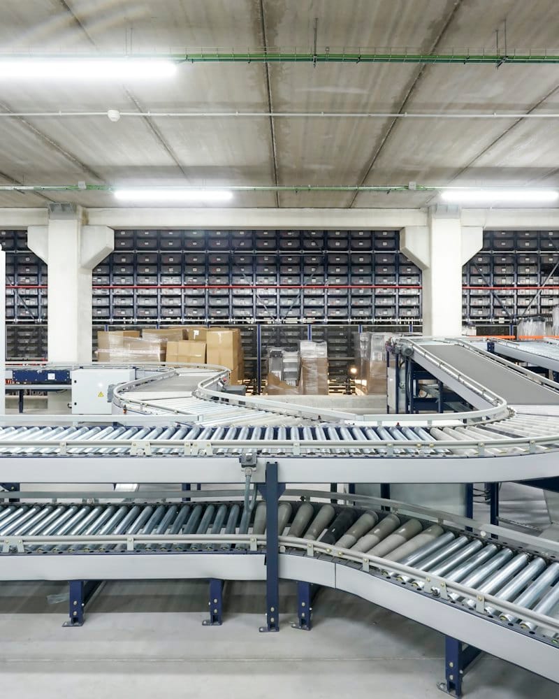 Curving conveyor belts in a distribution centre