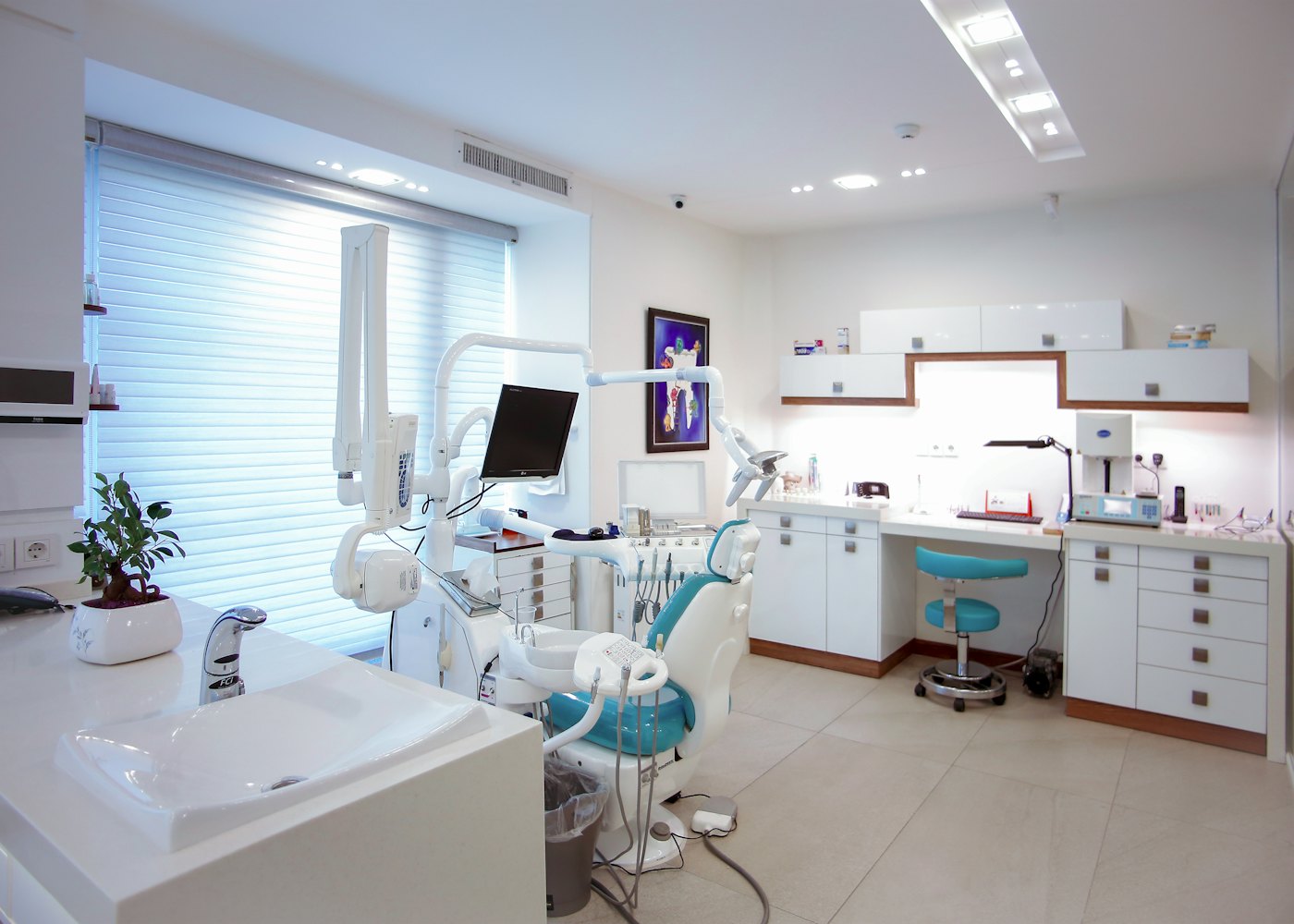 Nova Diş Kliniği'nin gün ışığı alan beyaz tedavi odası