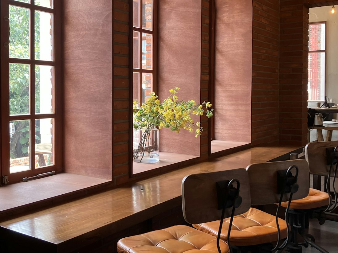 Pencere önü bar tezgâhı ve deri tabureler
