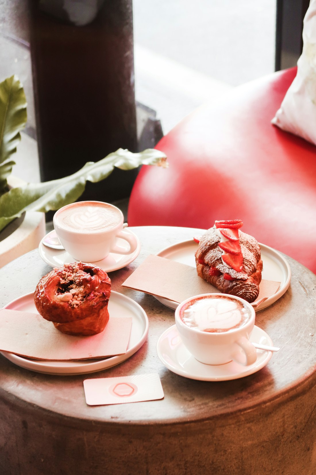İki latte ve frambuazlı muffinler