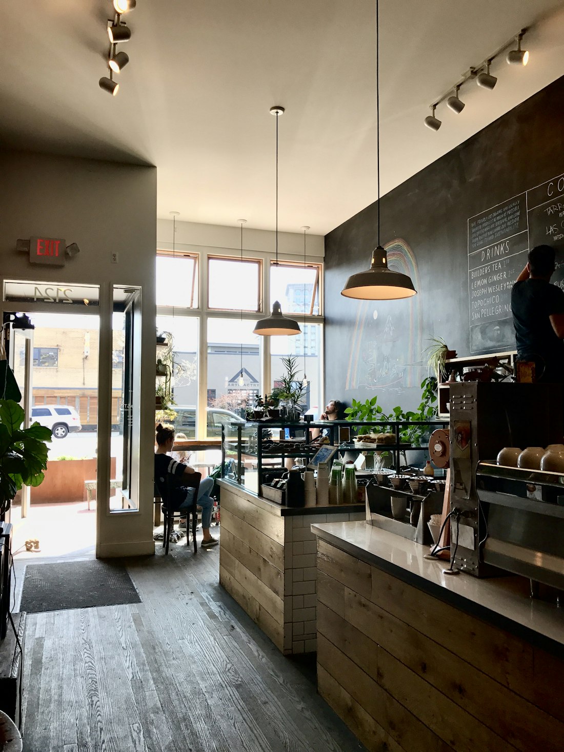 Sarkıt lambalı aydınlık salon ve bar