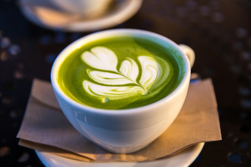 Beyaz fincanda yaprak desenli matcha latte