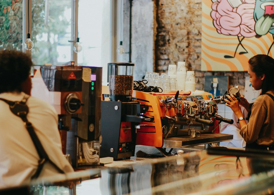 Espresso makinesinin başında çalışan baristalar