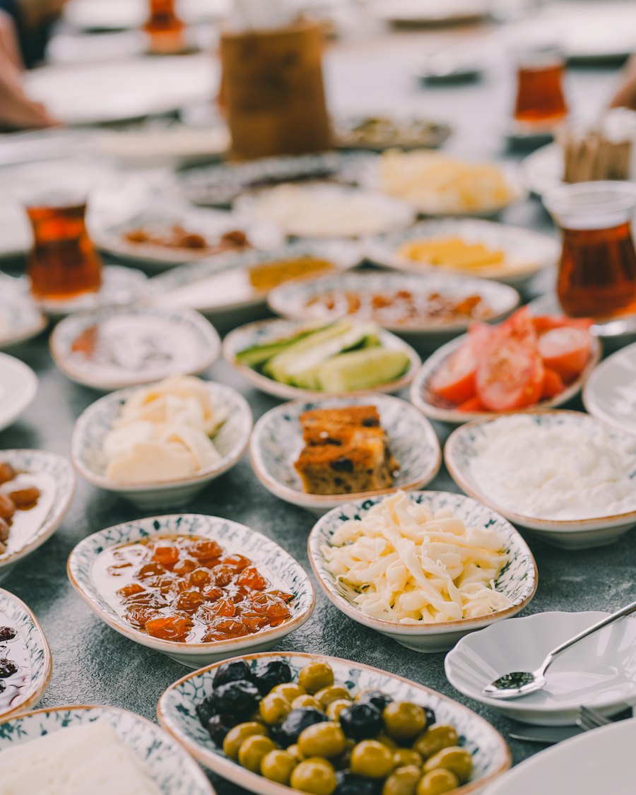 Masaya dizilmiş onlarca küçük meze ve kahvaltılık tabağı