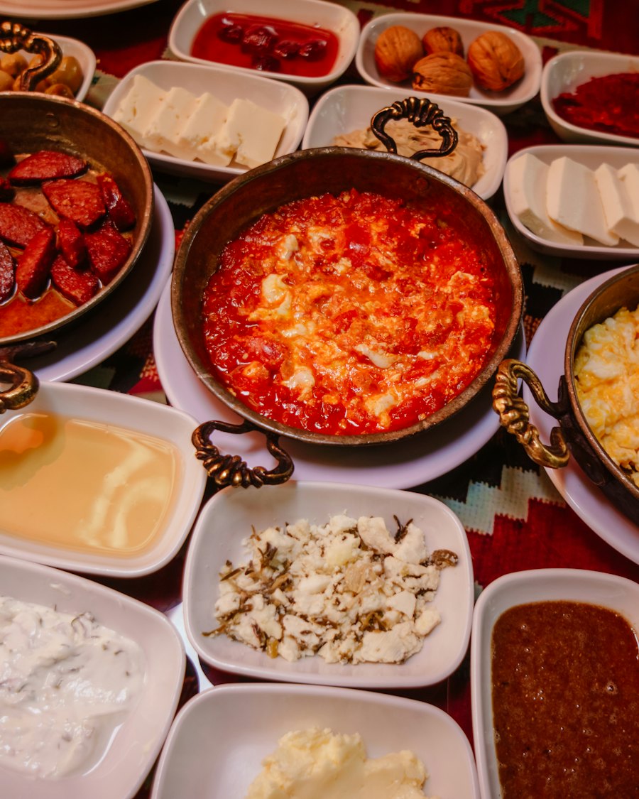 Bakır sahanlarda menemen, sucuk ve kahvaltılıklar