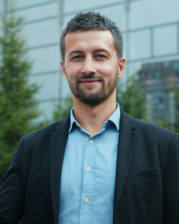 Kerem Yalçın, lacivert ceketli, açık havada