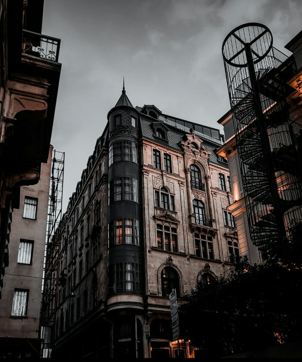 Beyoğlu'nda akşamüstü, cumbalı ve süslü cepheli eski bir apartman