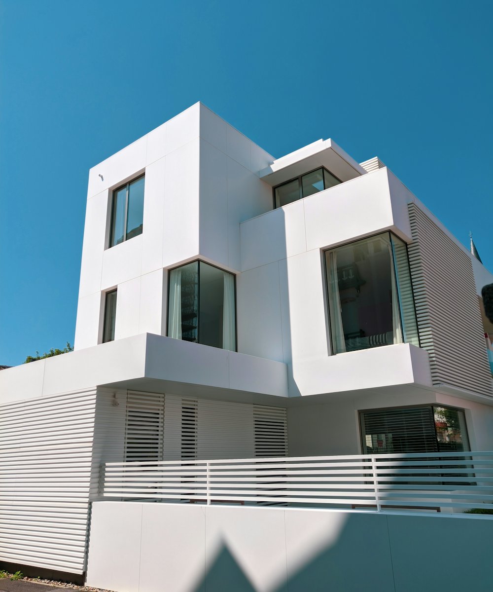Sarıyer'de beyaz cepheli, geniş pencereli modern bir müstakil ev