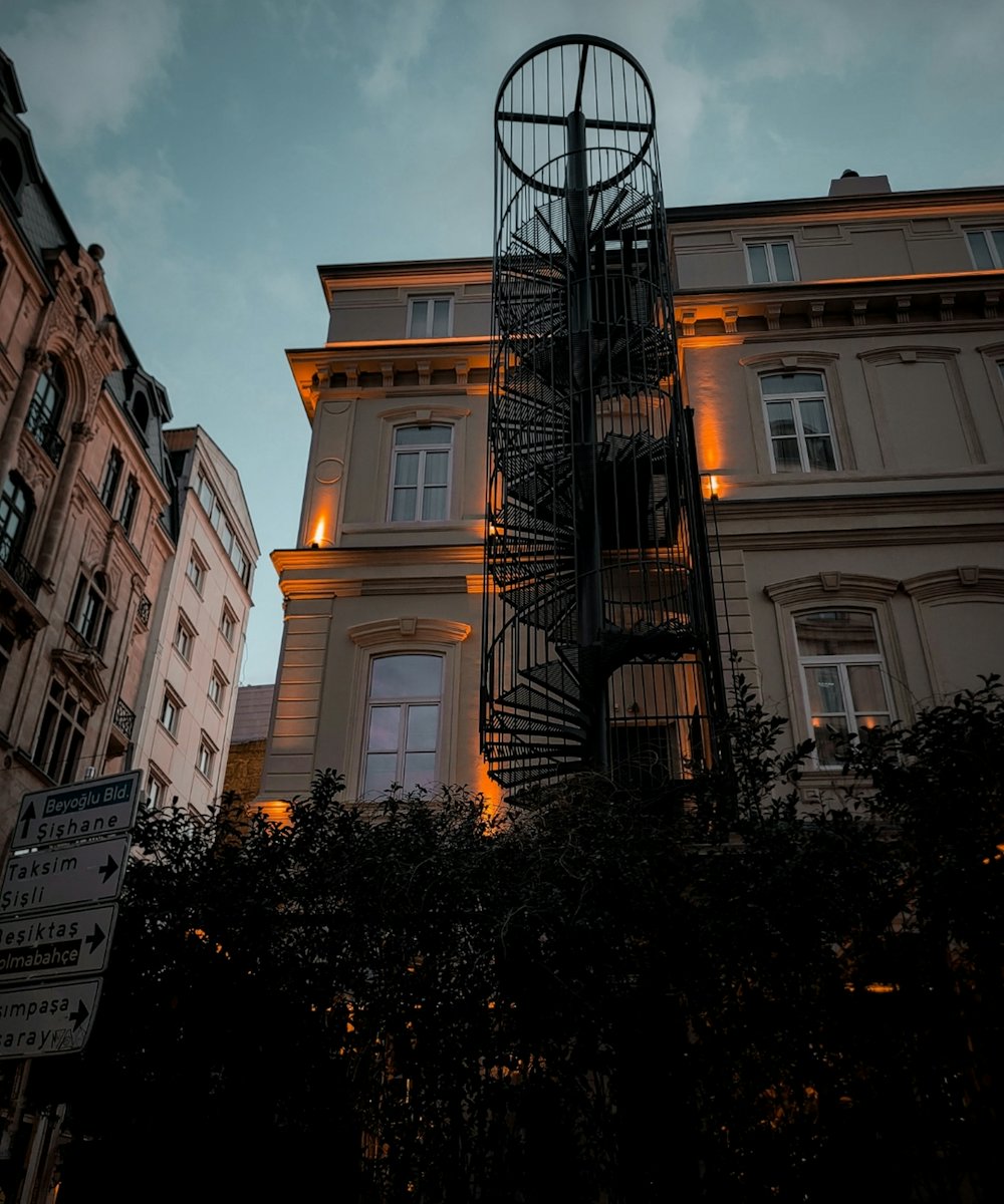 Nişantaşı'nda akşam ışıklarıyla aydınlanan klasik bir apartman cephesi