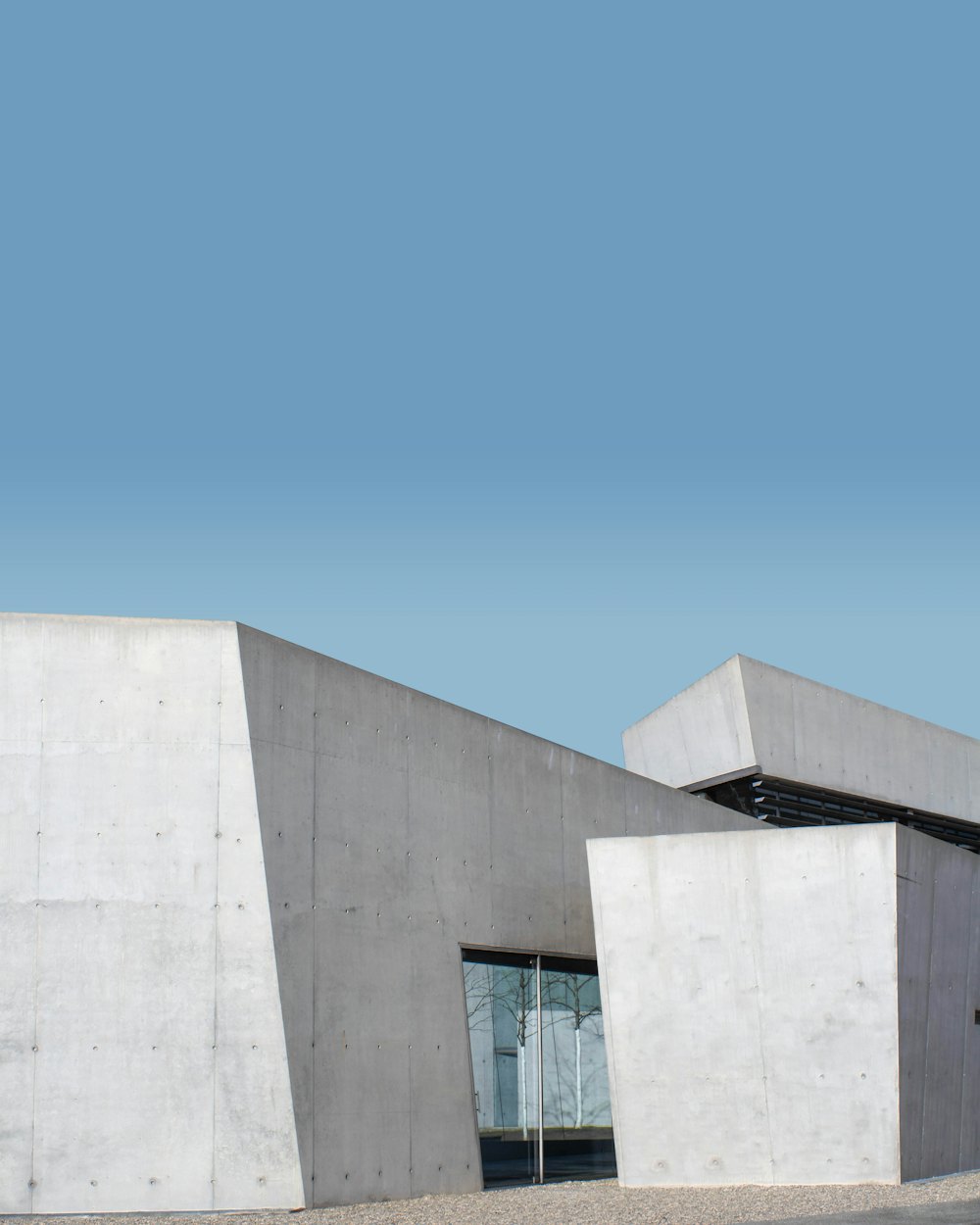 Açık renk beton kütleler ve cam cephe