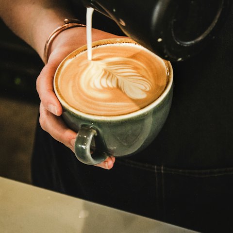 Ballı tarçınlı latte