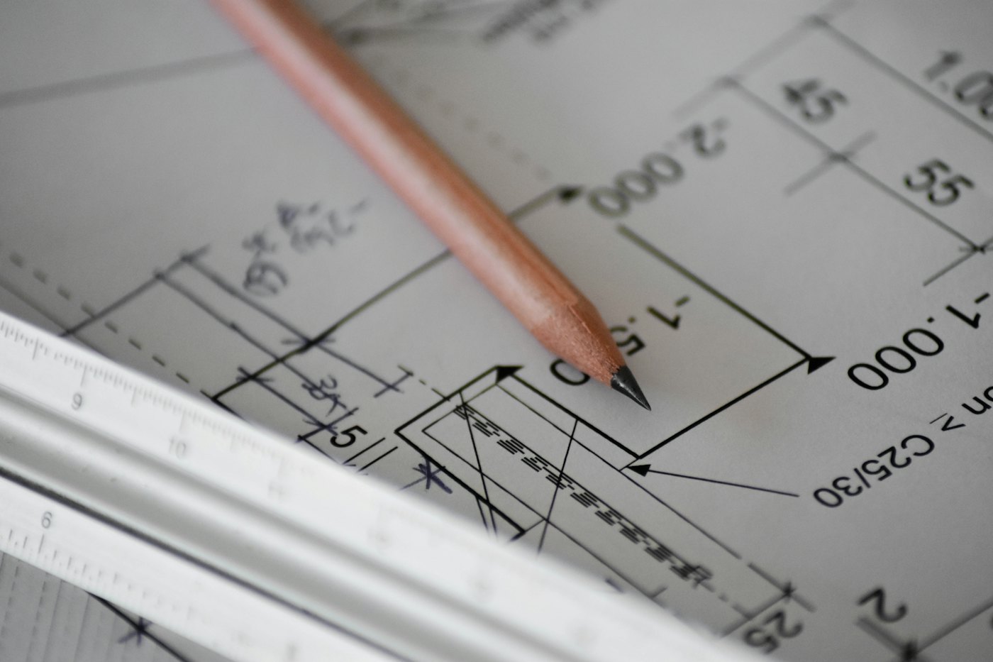 Kalem ve cetvelle üzerinde çalışılan, ölçü çizgileri işlenmiş mimari çizim